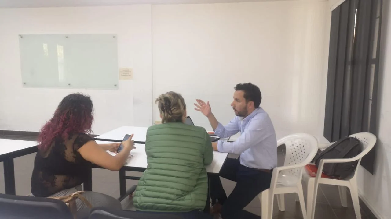 Consultor Marketing Digital. Jose Puentes trabajando con clientes